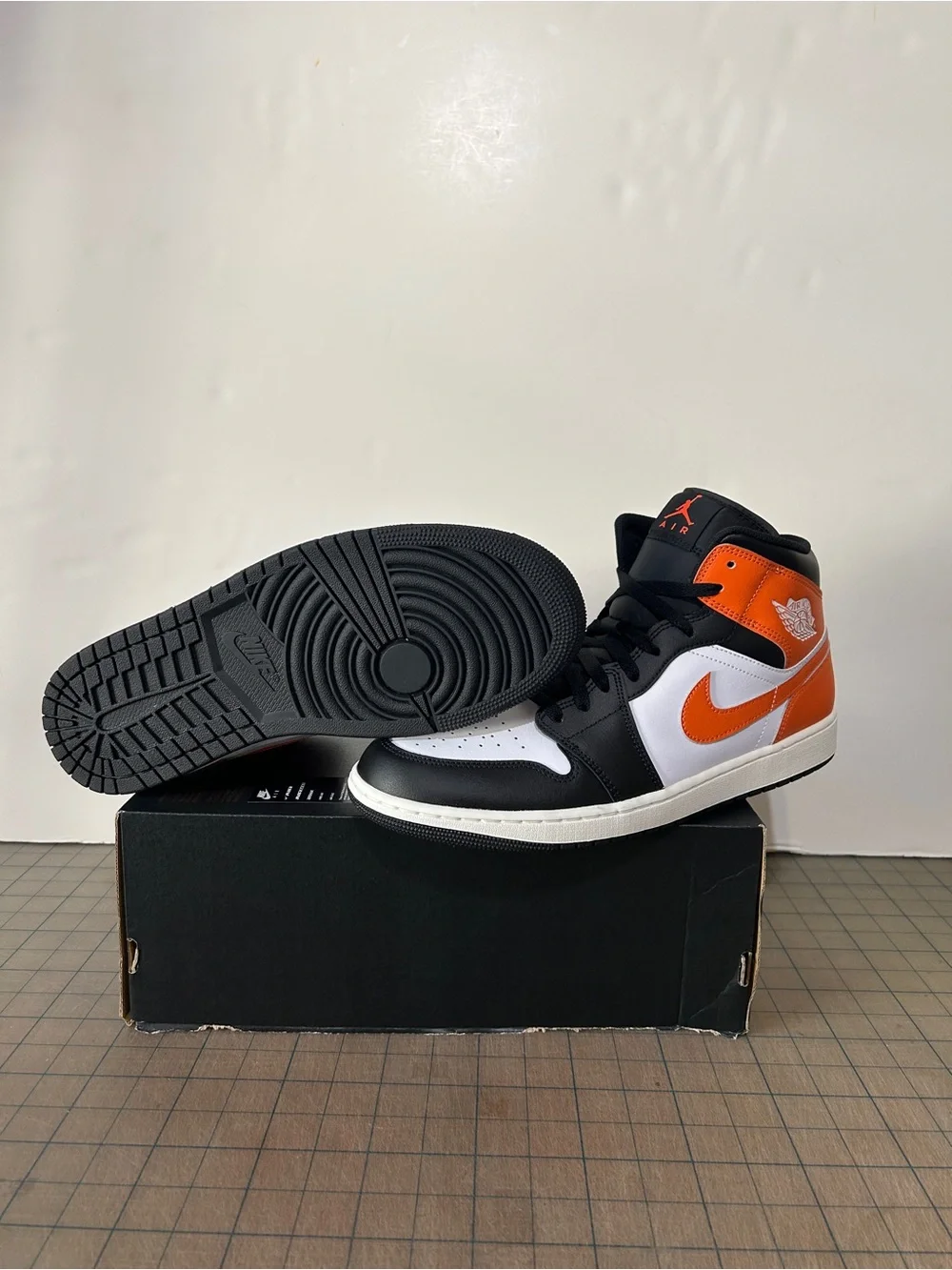 Jordan 1 Mid ‘Black Toe Starfish’